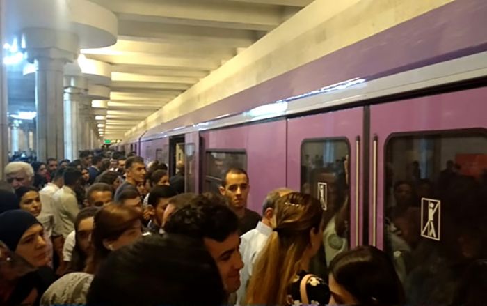 Bakı metrosunda həyəcan - Maşinist işıqları söndürdü - FOTO