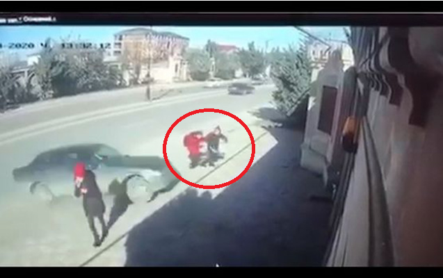 Xırdalanda maşın iki şagirdi vurdu - Qəza anının videosu