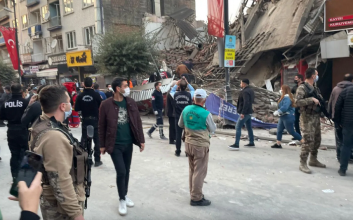 Türkiyədə bina çöküb, dağıntılar altından 13 nəfər çıxarılıb