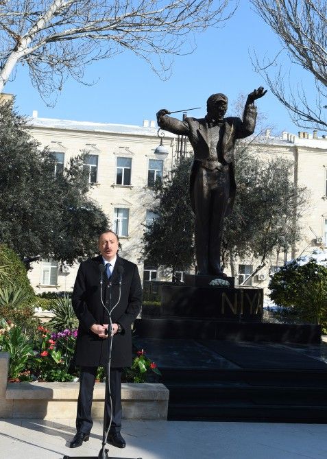 İlham Əliyev görkəmli dirijor, maestro Niyazinin abidəsinin açılış mərasimində iştirak edib