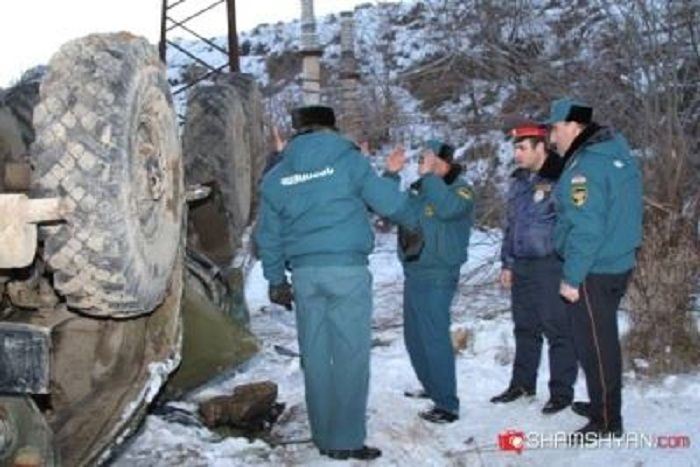 Erməni hərbçiləri aparan maşın çaya aşdı 26 yaralı var - VİDEO