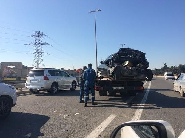 Aeroport yolunda qəza: İki avtomobil toqquşdu