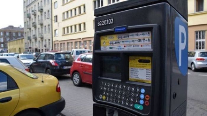 Bakıda yaşayış binalarının həyətinə də parkomat qoydular FOTO - FOTOLAR