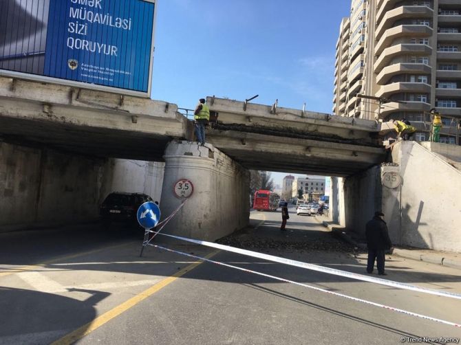 Bakıda beton vuran maşın körpüyə çırpıldı, qatarların hərəkəti dayandırıldı - FOTOLAR