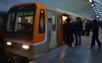 Bakı metrosunda bunu etməyin, yoxsa ölə bilərsiniz! - VİDEO