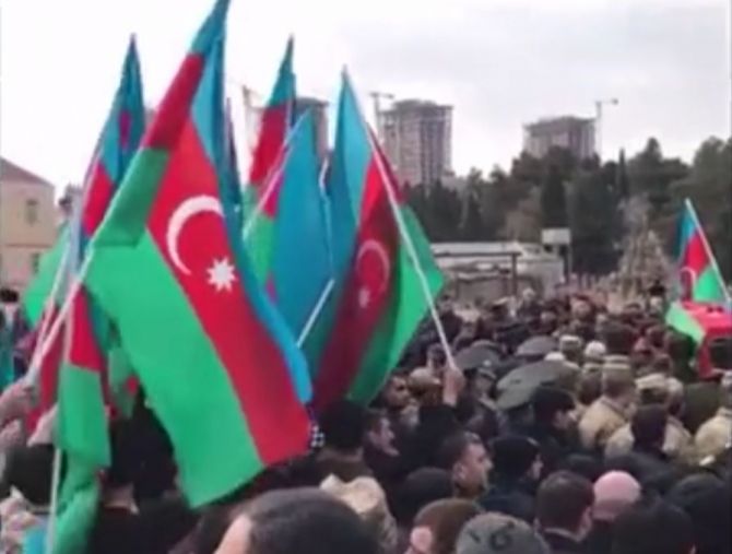 Şəhidimiz Bakıda izdihamla qarşılandı insanlar cənazəyə axın etdi - VİDEO