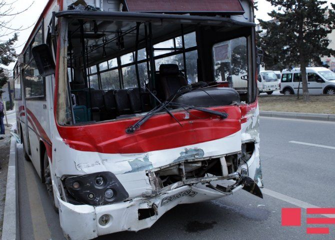 Bakı küçəsində avtobus ağır qəza törətdi: ölən var