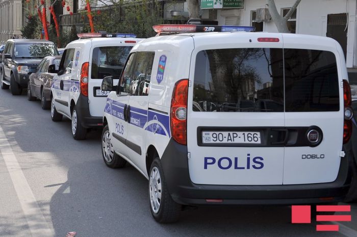 Ticarət mərkəzində qanlı dava polisi bıçaqlayıb qaçdı