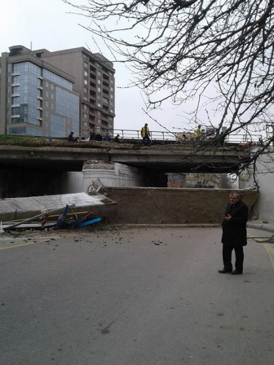 Bakıda qəzalı vəziyyətə düşən körpü bağlandı