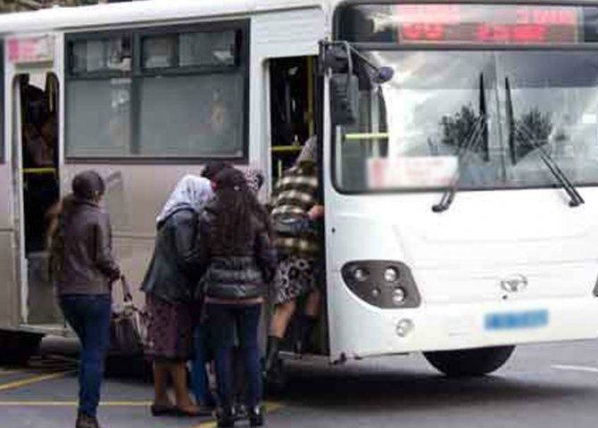 Bakıda polis rəisinə məxsus avtobusun sürücüləri qayda-qanun tanımır - VİDEO