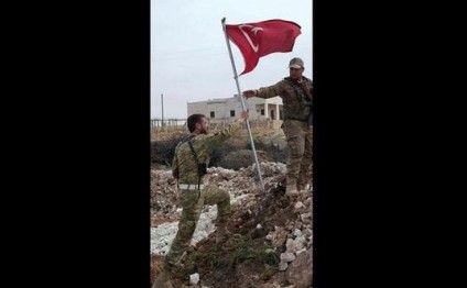 İŞİD-dən azad olunmuş əraziyə türk bayrağı sancıldı FOTO