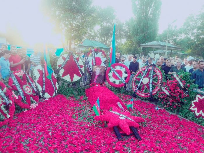 Rövşən Lənkəranskinin məzar daşı Bakıda hazırlanıb