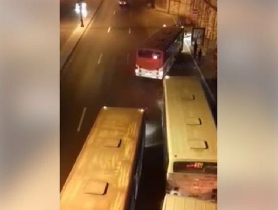 Bakıda avtobuslar bütün yolu bağladı - VİDEO