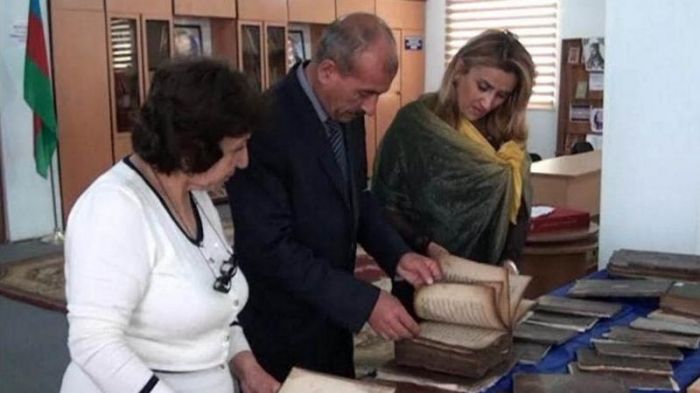 250 yaşlı iki Quran kitabı tapıldı - FOTOLAR