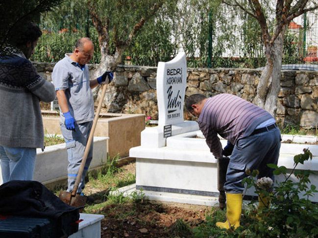 Məşhur sənətçinin məzarı açıldı "Mən onun günahı idim, anamla..." - FOTOLAR