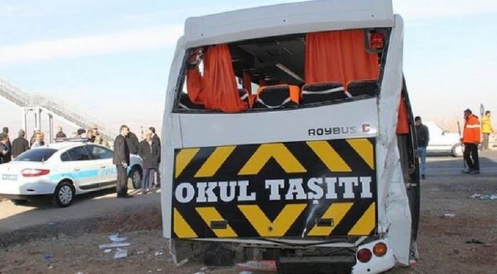 Türkiyədə məktəbliləri aparan mikroavtobus “TIR”-la toqquşub FOTO