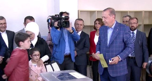 Türkiyə prezidenti referendumda səs verib