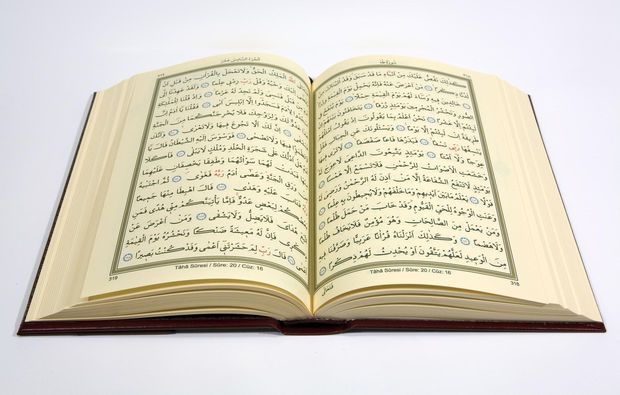 Canlı yayımda Quran oxuyarkən canını tapşırdı VİDEO