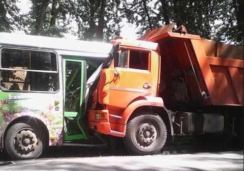 Azərbaycanda sərnişin avtobusu yük maşını ilə toqquşdu 5 yaralı - ADLAR - YENİLƏNİB