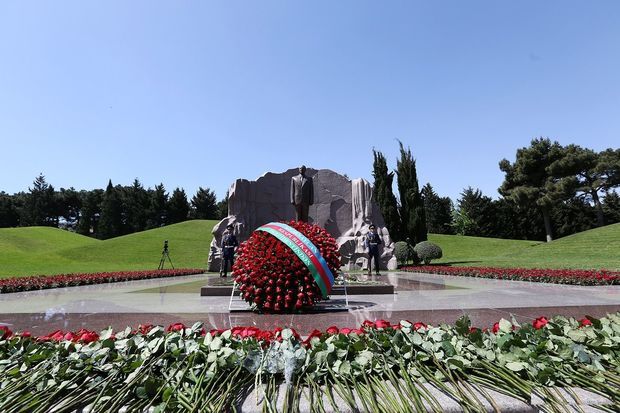 Azərbaycan xalqı ümummilli lider Heydər Əliyevi ehtiramla anır FOTOREPORTAJ