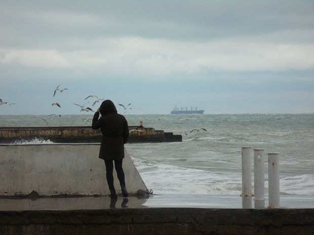 Bakıda “hava almağa” çıxan sərxoş qız dənizə düşdü