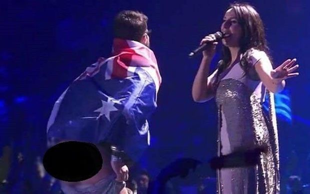 “Eurovision” səhnəsində şalvarını soyunan kişi danışdı VİDEO (18+)