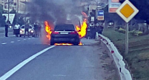 Bakıda təmirdən yeni çıxan BMW yolda alovlandı FOTO