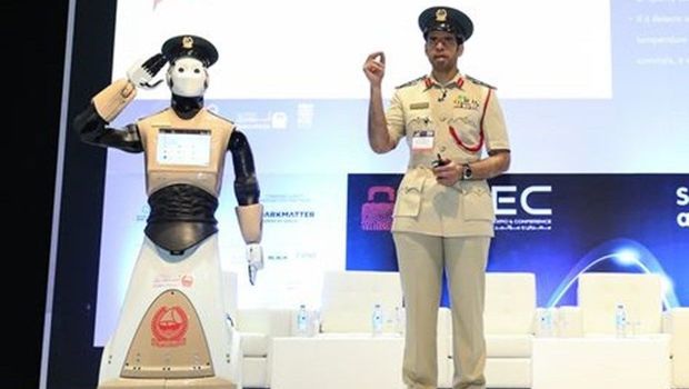 Dubayda ilk robot-polis xidmətə başlayıb FOTO