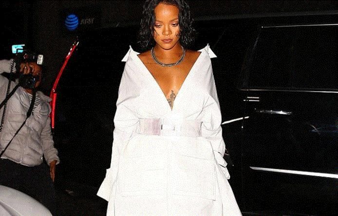 Rihanna gecə küçəyə bu geyimdə çıxdı - FOTOLAR