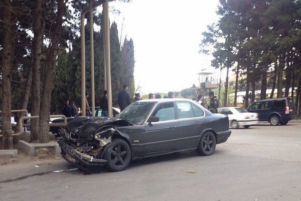 Cəlilabdda “Mercedes” ağaca çırpılıb: Sürücü komaya düşüb