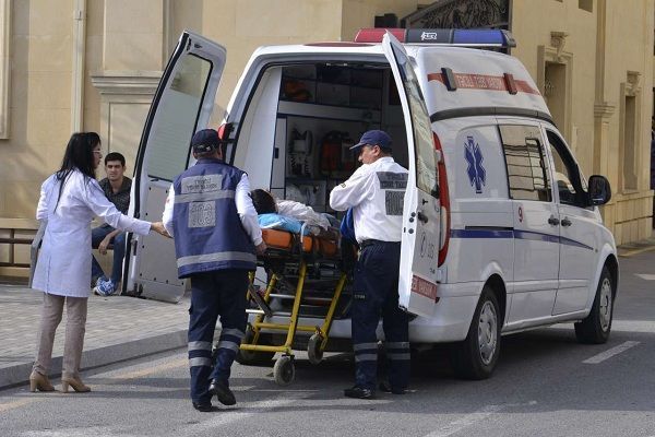 Bakıda gənc oğlan su çəninin altında qalıb