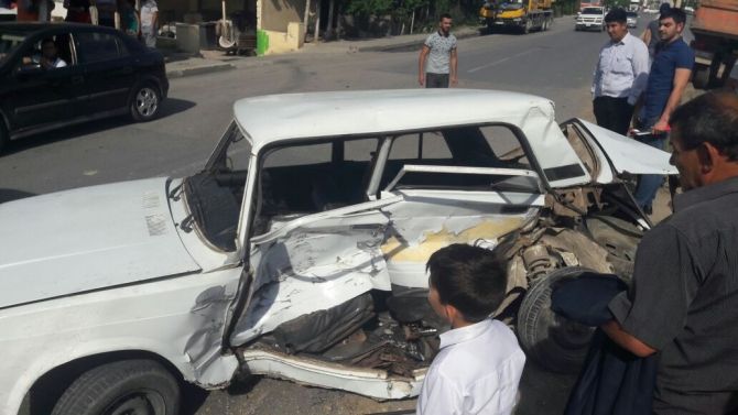 Azərbaycanda dəhşətli qəza "VAZ 2107" "KamAZ"a çırpıldı - FOTOLAR