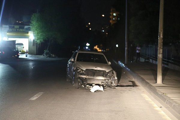 Bakıda avtomobil Tibb Universitetinin hasarına çırpılıb FOTO