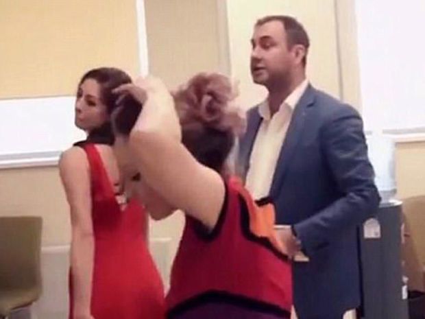 Moskvada narazı müştəri bankda iki qadını soyundurdu VİDEO