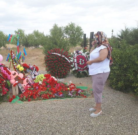 Moskvada yaşayan erməni Zəhranın və nənəsinin məzarını ziyarət etdi FOTO