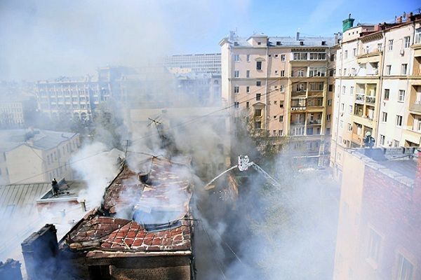 Bakıda binada yanğın: Sakinlər xilas olundu