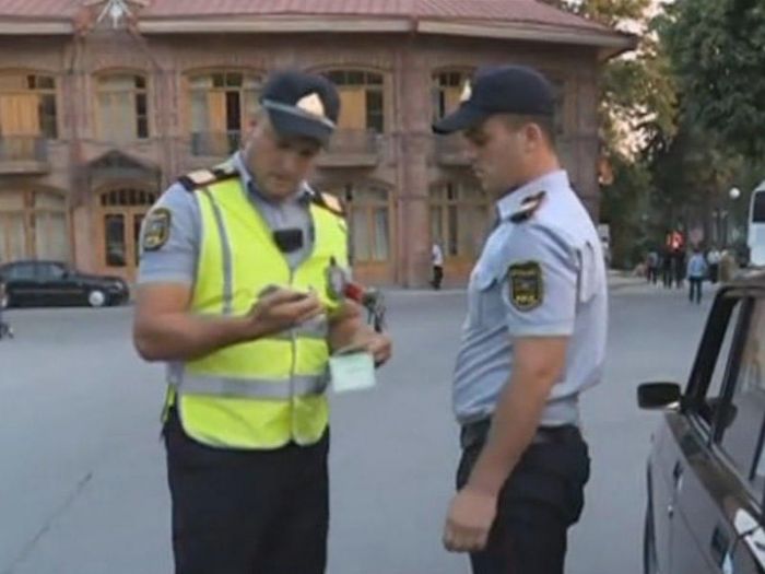 Şəkidə reyd zamanı polis saxlanıldı - VİDEO