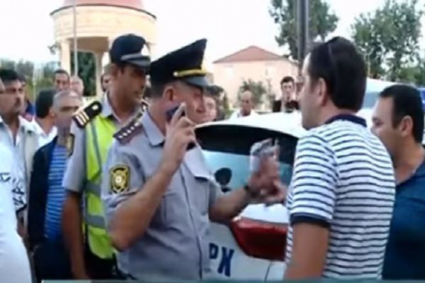 Avtoxuliqanlar polislə əlbəyaxa davaya çıxdı VİDEO