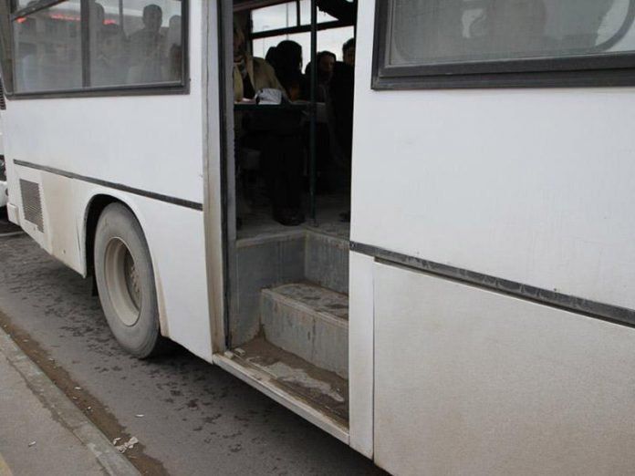 Bakıda sərnişin avtobus sürücüsünü boğmaq istədi - VİDEO