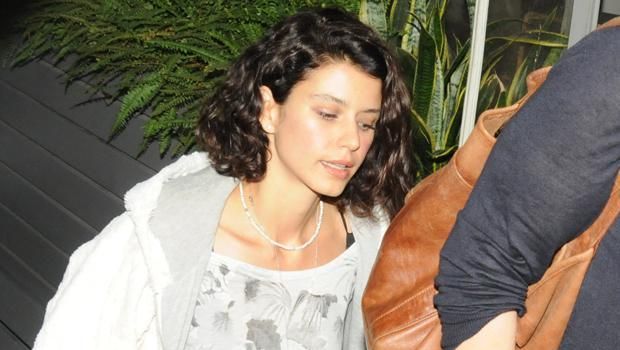 Beren Saat üzüyünü çıxardı