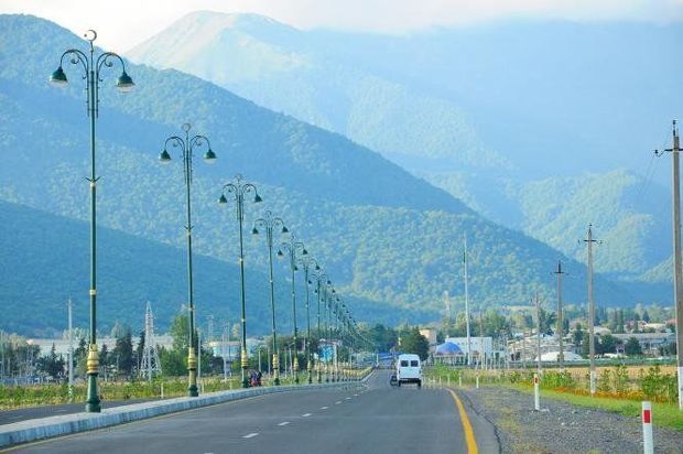 Azərbaycanda bu küçədən keçəndə mütləq “baş əyməlisən”