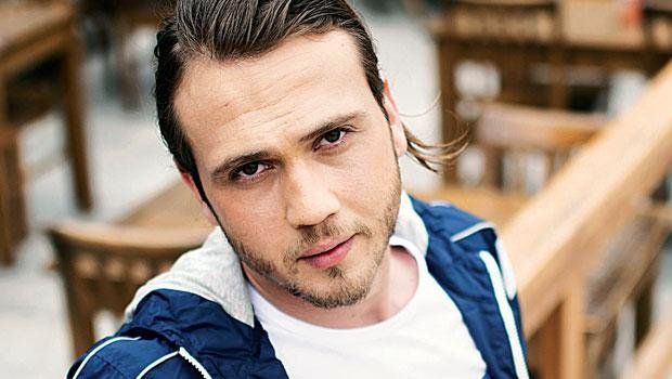 "İçerde" serialının Mertindən təyyarədə anormal hərəkət FOTO