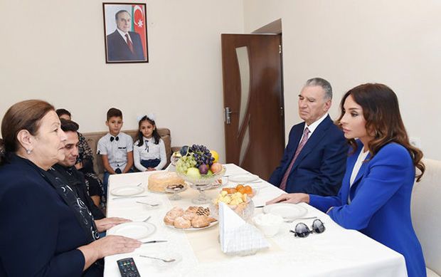 Birinci xanımla söhbət: Prezidentlə təndir çörəyi yeməyiniz ləzzət elədi