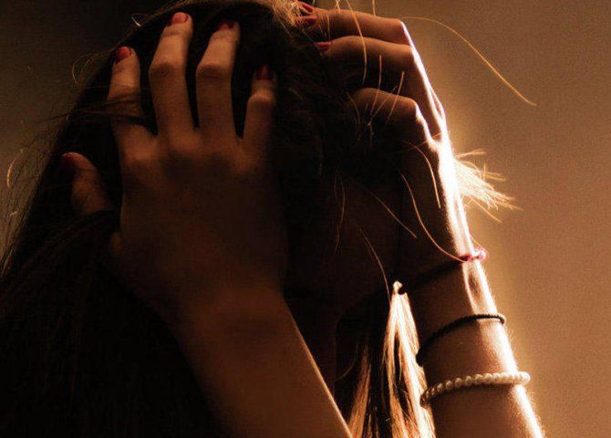 "Bir tərəfimdə ərim, digərində o uzanmışdı" Zorlanan qadın