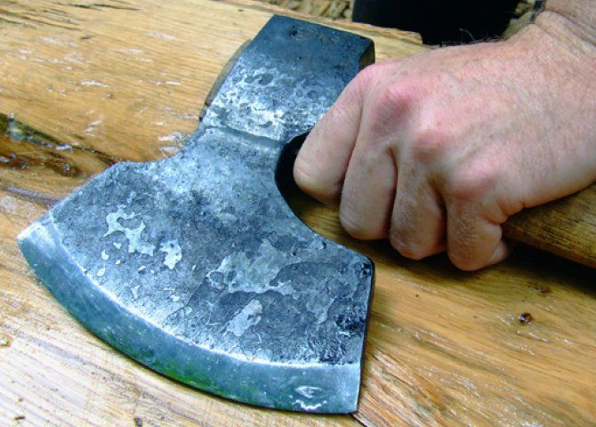 Azərbaycanda ata fəhlə işləyən 23 yaşlı qızını baltaladı TƏFƏRRÜAT