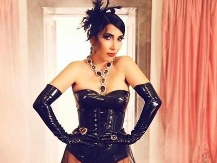 Hande yenə Demetə söz atdı