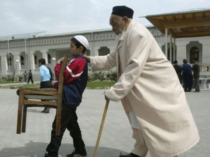 Oturmuş vəziyyətdə namaz qılmaq olarmı?