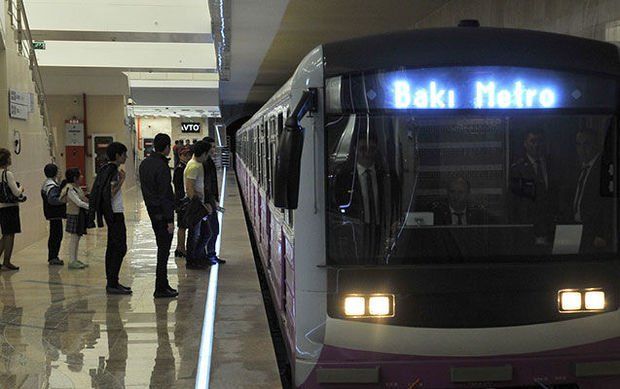 Gənc qız metroda intihara cəhd etdi Bakıda – FOTO