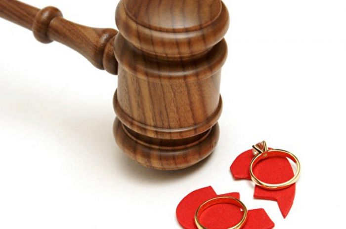 Azərbaycanda qadın nömrəyə görə boşandı