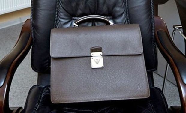 Bu vəzifələr “Dövlət qulluğu haqqında” qanundan çıxarıldı